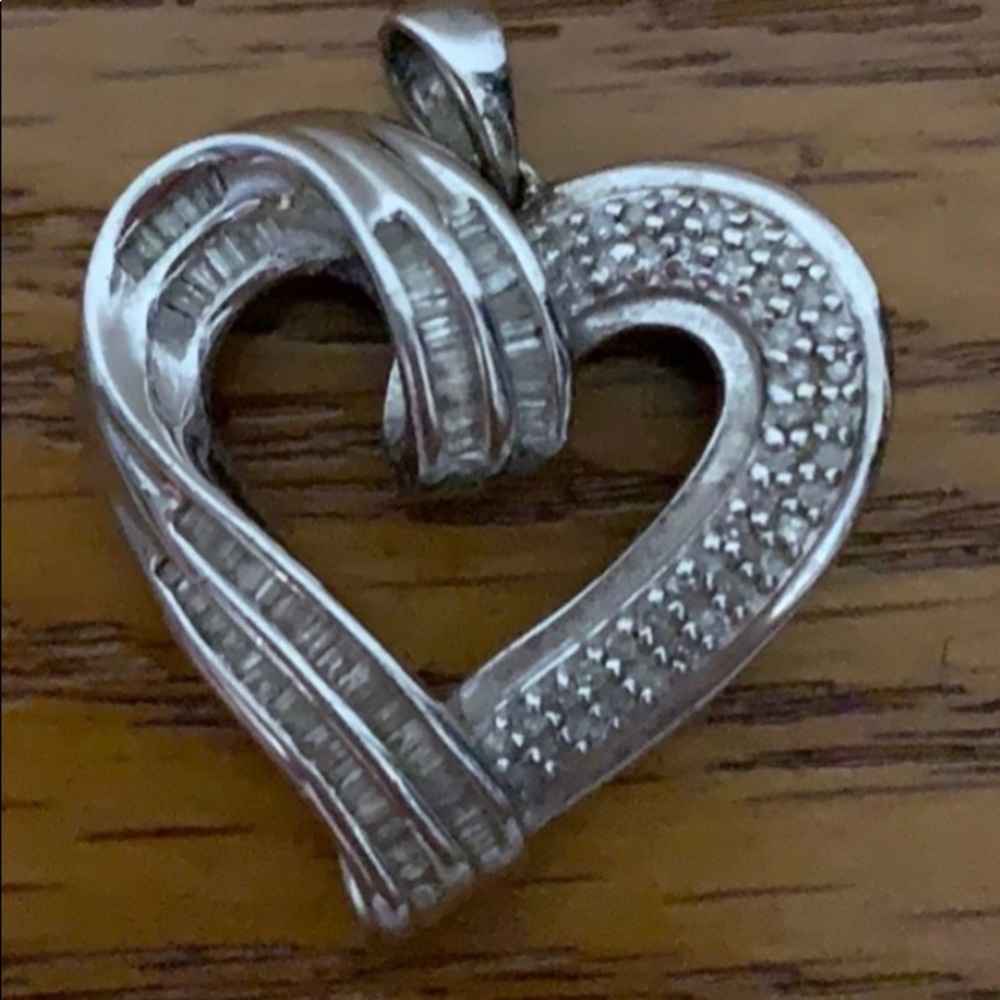 Beautiful 1.55ctw Heart Shaped Diamond Pendant!